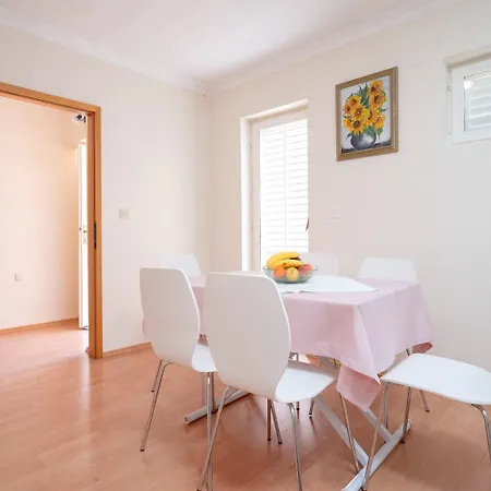 Josi - 200 M From Sea Apartment